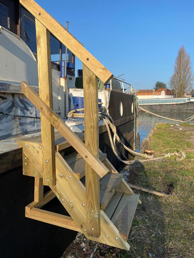 דואי Peniche "Louise Michel" Sejournez Dans L'Appartement Du Capitaine, Offrez Vous Une Experience Inoubliable Au Fil De L'Eau מראה חיצוני תמונה
