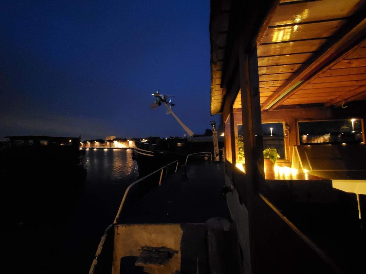 דואי Peniche "Louise Michel" Sejournez Dans L'Appartement Du Capitaine, Offrez Vous Une Experience Inoubliable Au Fil De L'Eau מראה חיצוני תמונה